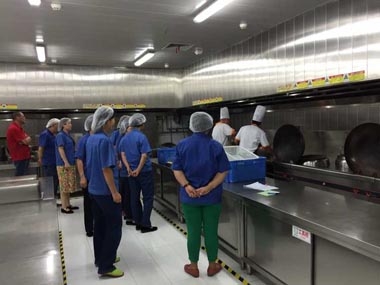 甲方员工参观餐厅后灶 甲方员工参观餐厅后灶