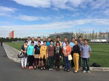在奔驰园区合影 在奔驰园区合影