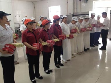 沈阳华晨研究院餐厅李小亮经理为员工发放慰问品 沈阳华晨研究院餐厅李小亮经理为员工发放慰问品