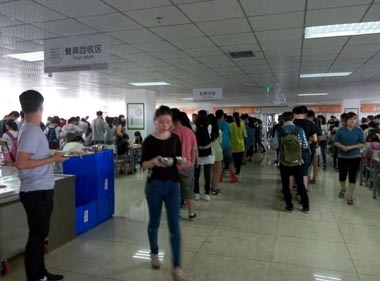 某知名培训机构餐厅开餐现场 某知名培训机构餐厅开餐现场