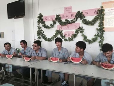 胶南海尔餐厅协助甲方组织“员工吃西瓜比赛” 胶南海尔餐厅协助甲方组织“员工吃西瓜比赛”