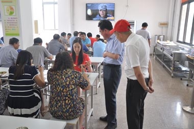 葛总问询老师对餐品的意见 葛总问询老师对餐品的意见