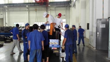 恒天重工餐厅为甲方员工分发解暑汤品 恒天重工餐厅为甲方员工分发解暑汤品
