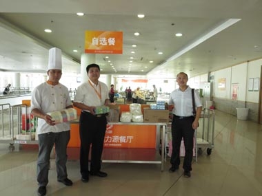 北京大区工会主席谢水甫在华为餐厅发放慰问品 北京大区工会主席谢水甫在华为餐厅发放慰问品