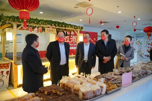 腊月二十六 荐世新董事长一行前往餐厅走访慰问