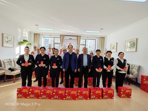 除夕，荐世新董事长与集团高层领导走进餐厅慰问员工