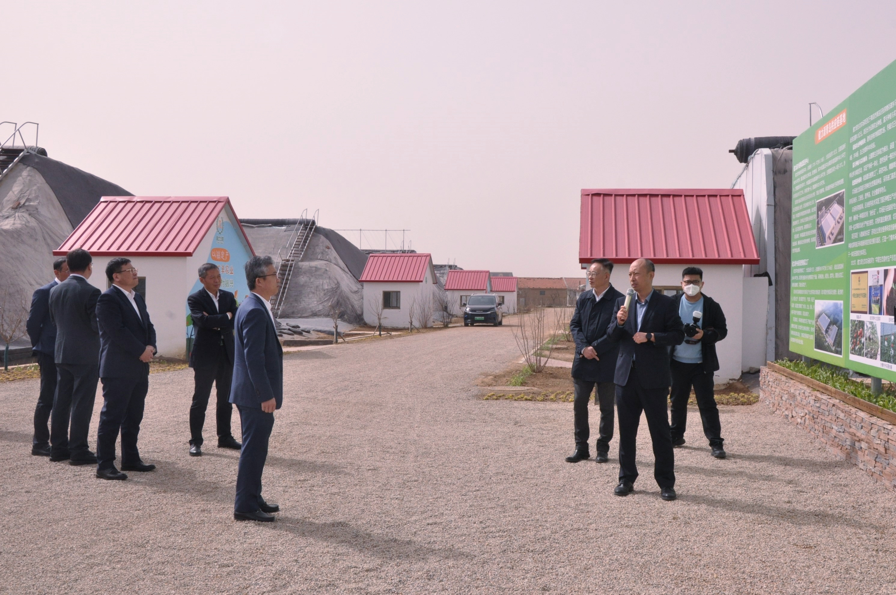 青岛西海岸新区区委副书记、统战部部长李金国一行考察调研健力源生态农场和冷链物流配送中心