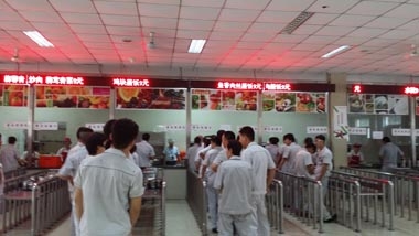 某知名培训机构餐厅开餐现场