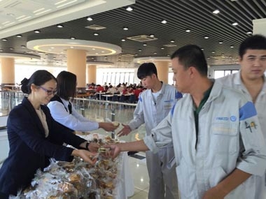 开业当天,餐厅为甲方员工发放精美曲奇 开业当天,餐厅为甲方员工发放精美曲奇