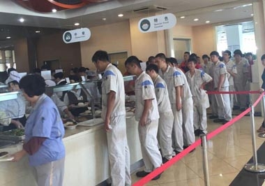 甲方员工排队选餐 甲方员工排队选餐