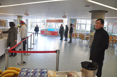 葛总在餐厅查看午餐准备情况