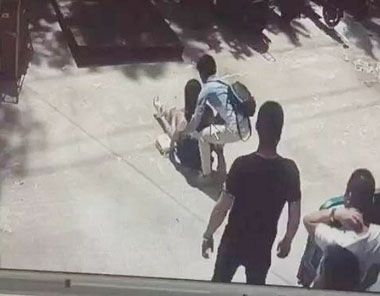 健力源员工安翠霞将女子扶起 健力源员工安翠霞将女子扶起