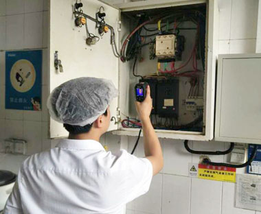 工作人员排查线路 工作人员排查线路