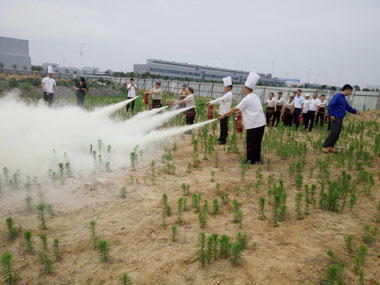 铁西宝马MOB餐厅员工运用灭火器灭火 铁西宝马MOB餐厅员工运用灭火器灭火