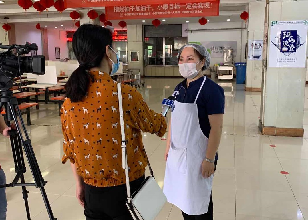 本溪一中餐厅经理接受本溪电视台采访 团餐托管