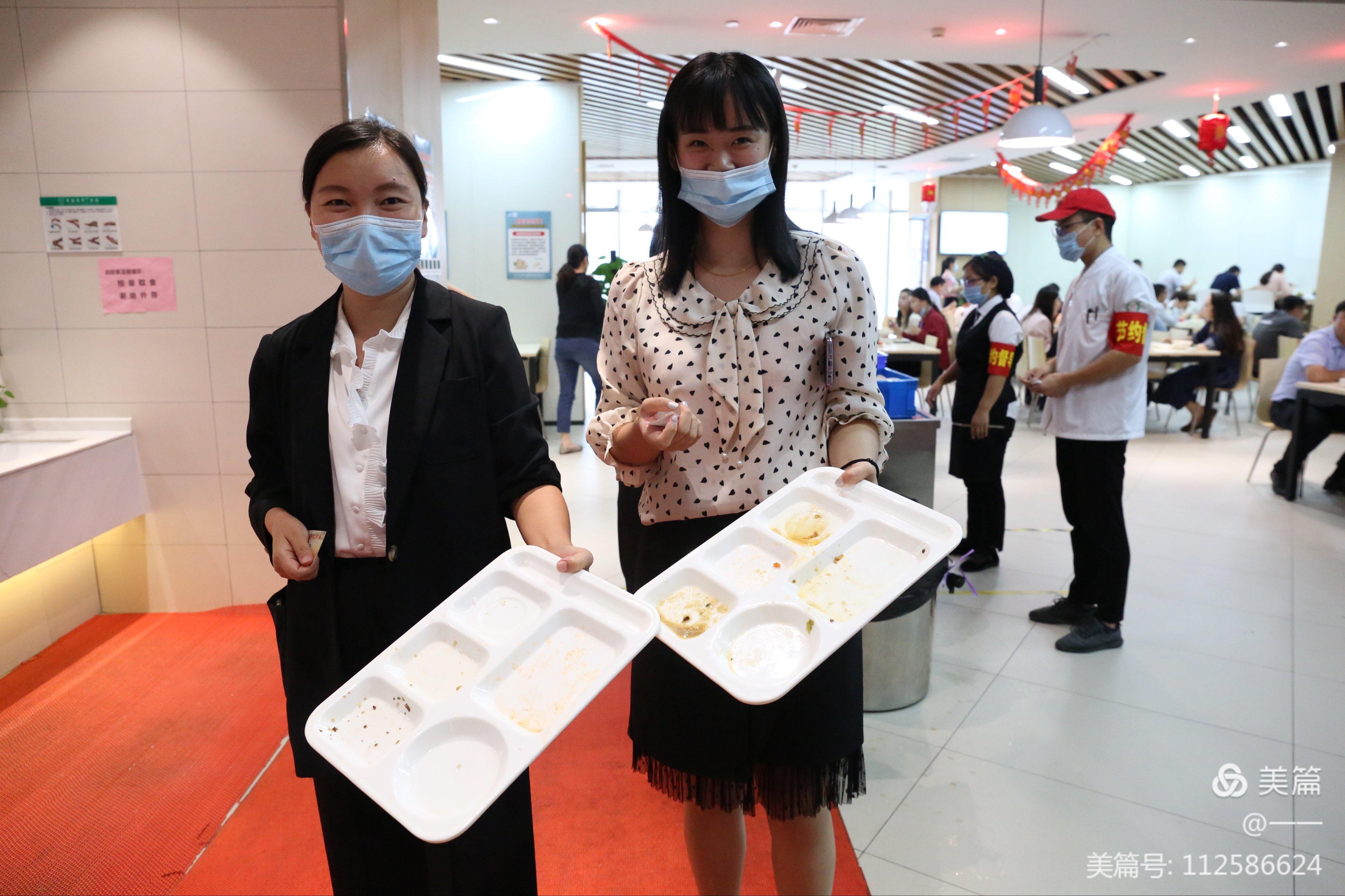 中建七局员工展示“光盘” 团餐托管