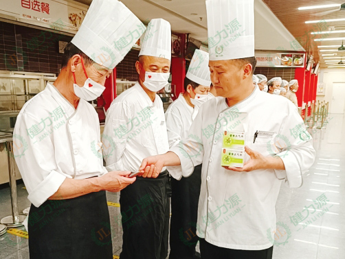 北京一餐厅为员工发放藿香正气水等防暑药品.jpg